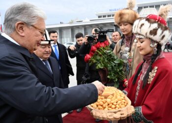 Казакстандын президенти Касым-Жомарт Токаев Кыргызстанга келди (видео)