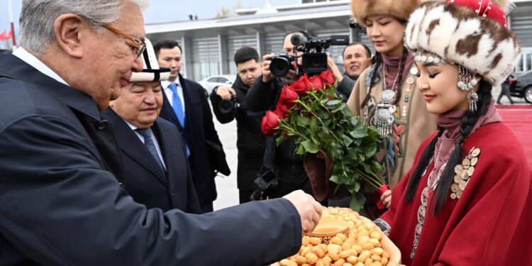 Казакстандын президенти Касым-Жомарт Токаев Кыргызстанга келди (видео)