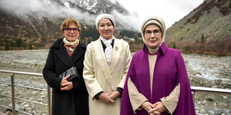 Айгүл Жапарова, Эмине Эрдоган жана Анико Леваи “Ала-Арчада”…