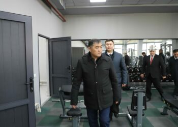 Ташиев Таласта УКМК кызматкерлери үчүн салынган спорт залын көрүп чыкты