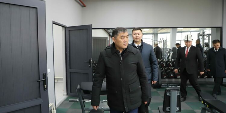 Ташиев Таласта УКМК кызматкерлери үчүн салынган спорт залын көрүп чыкты