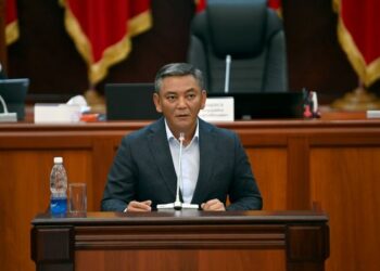 Депутат Мирлан Самыйкожо трибунада манас айтты