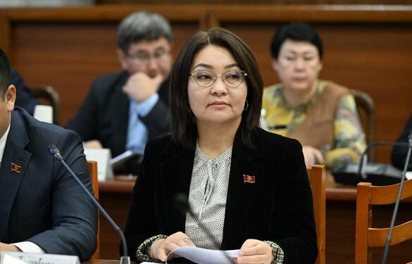 Депутат: «Президенттин жарлыгына карабастан, азыр мектептерде акча чогултуу улантылууда»