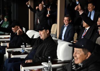 Садыр Жапаров Кыргызстан менен Ирандын курама командаларынын футбол беттешине барды