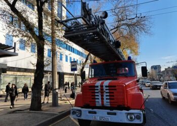 Бишкектеги «Вефа центр» соода борборунда өрт чыгып, өчүрүлдү