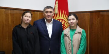 Ташиев соцтармак аркылуу кайрылган эже-сиңдиге 3 бөлмөлүү эки батир берүү тапшырмасын берди