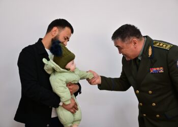 Ташиев 3 эм төрөлгөн үй-бүлөгө белектерди тапшырды