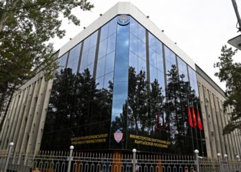 Иш бөлмөсүндө пара алган жетекчи. Ноокатта бир нече милиция кызматкери кармалды