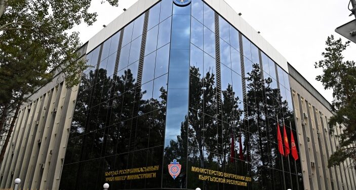 Иш бөлмөсүндө пара алган жетекчи. Ноокатта бир нече милиция кызматкери кармалды