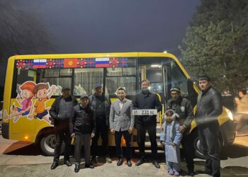 Ысык-Атадагы мектеп окуучуларына 4 кичи автобус берилди