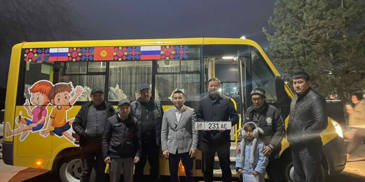 Ысык-Атадагы мектеп окуучуларына 4 кичи автобус берилди