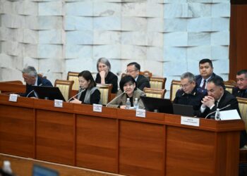 Жогорку Кеңеш мектептерде мыйзамсыз акча чогултууларга тыюу салган мыйзам долбоорун үч окууда колдоду