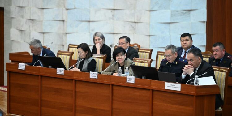 Жогорку Кеңеш мектептерде мыйзамсыз акча чогултууларга тыюу салган мыйзам долбоорун үч окууда колдоду