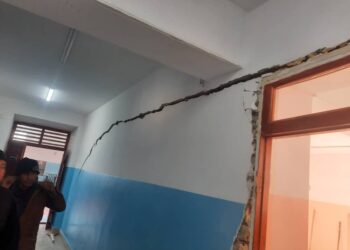 «Дубалдары жарылып, полу чөгүп кеткен». Ала-Букадагы сапатсыз курулган мектеп боюнча кылмыш иши козголду