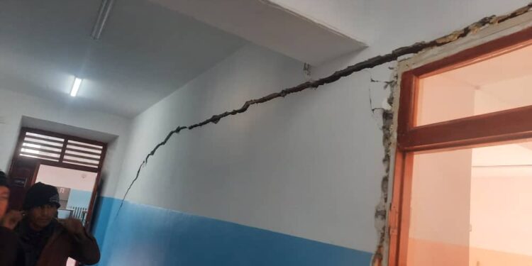 «Дубалдары жарылып, полу чөгүп кеткен». Ала-Букадагы сапатсыз курулган мектеп боюнча кылмыш иши козголду