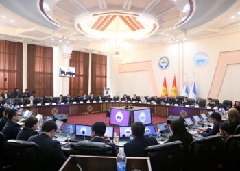 Төрага шайланды. Ош шаардык кеңешинде жаңы депутаттарга мандат тапшырылды