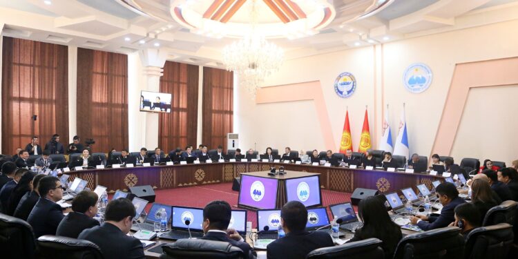 Төрага шайланды. Ош шаардык кеңешинде жаңы депутаттарга мандат тапшырылды