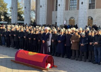 Хирург Эрнст Акрамовдун сөөгү жерге берилди