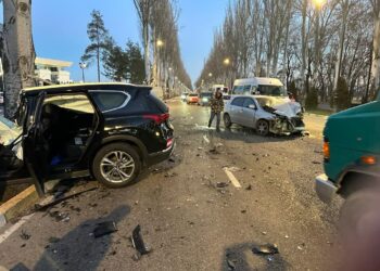 Бишкекте жаңы Ак үйдүн тушунда эки унаа сүзүштү