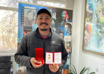 Актёр, режиссёр Тынчтык Абылкасымов «Маданияттын мыкты кызматкери» төш белгиси менен сыйланды