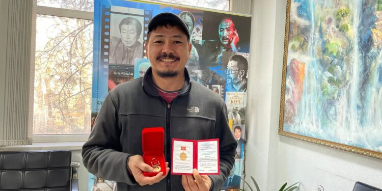 Актёр, режиссёр Тынчтык Абылкасымов «Маданияттын мыкты кызматкери» төш белгиси менен сыйланды