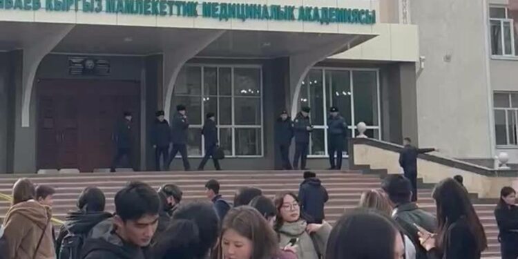 Бишкектеги Медициналык академиясында эвакуация жүрүп жатканы айтылды