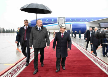 Азербайжандын президенти Кыргызстанга келди. Кандай тосуп алышты?