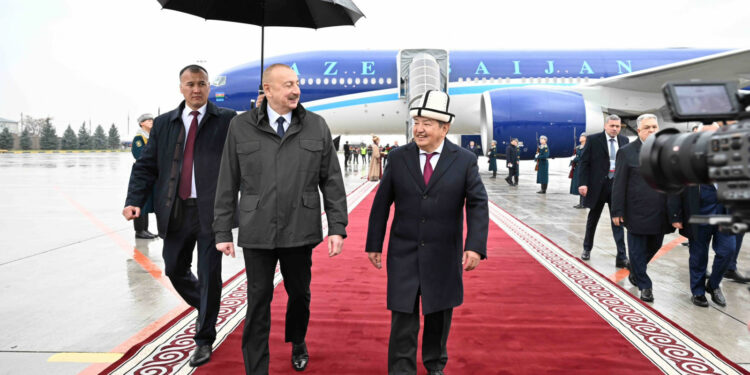 Азербайжандын президенти Кыргызстанга келди. Кандай тосуп алышты?