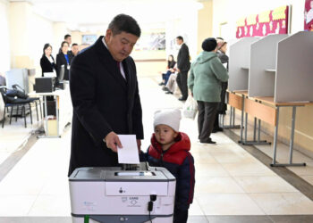 Акылбек Жапаров добуш берүүгө небересин ээрчите келди