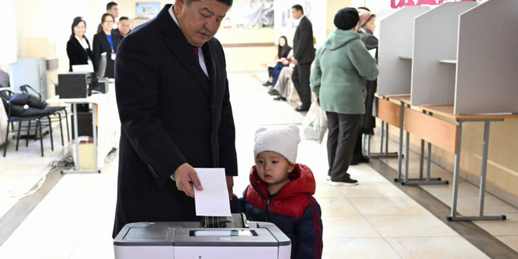 Акылбек Жапаров добуш берүүгө небересин ээрчите келди