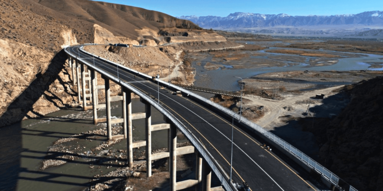 Садыр Жапаров: “Түндүк-Түштүк” альтернативдүү жолунун курулушу 2025-жылдын жай айларында толук аяктайт»