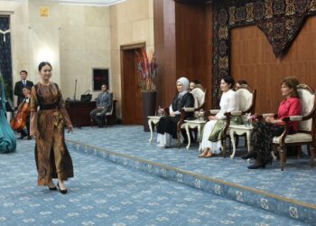 Венгрия жана Түркия лидерлеринин жубайларына кандай сый көрсөтүлүп жатат? Фото