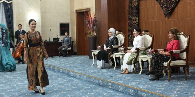 Венгрия жана Түркия лидерлеринин жубайларына кандай сый көрсөтүлүп жатат? Фото