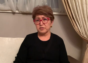 Чыныбай Турсунбековдун жубайы үй-бүлөсү тууралуу тараган сөздөрдү төгүнгө чыгарып, көзүнө жаш алды