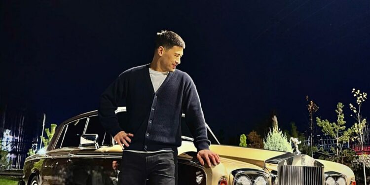 Садыр Жапаров Дмитрий Биволго унаа белек кылды