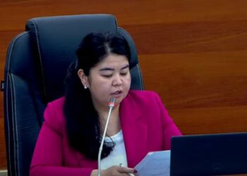 Депутат: «Мектептин айланасындагы дүкөндөрдө эмне сатылып жатканын караш керек»