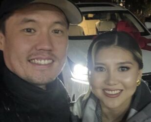 Эрмек Таалайбеков жубайы Бекзада Жолборсовага унаа белек кылды