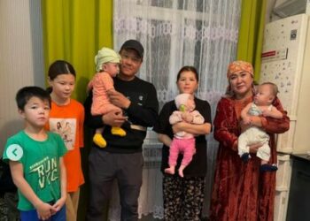 Ырчы Алтынай Нарбаева коңшусу 3 эм төрөгөнүн айтып, бийликке кайрылды