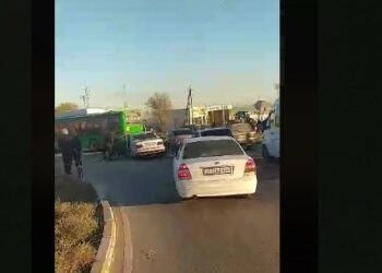 Бишкекте жеңил унаа менен автобус сүзүшүп, 8 адам жабыркады (видео)