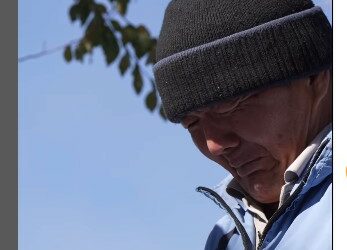 Беткапчан киши жакында эле жубайы каза болуп, 2 баланы карап жаткан атага жардам берди