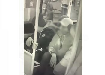 Бишкекте автобуста жигиттин телефонун уурдаган учур видеого түшүп калган