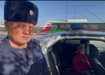 Бишкекте жол тескөөчүлөр бала бакчадан чыгып, адашып кеткен кызды атасына өткөрүп беришти