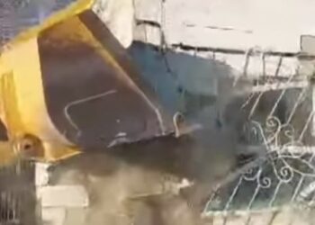 Ысык-Көлдө жол боюндагы курулуштар буздурулду (видео)