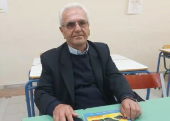 «12 жашында акча маселесинен улам окууну таштаган». Грециянын 80 жаштагы тургуну мектепке барып жатат