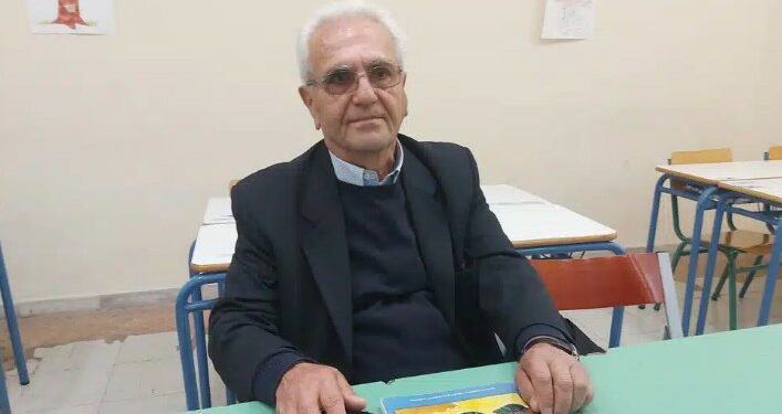 «12 жашында акча маселесинен улам окууну таштаган». Грециянын 80 жаштагы тургуну мектепке барып жатат
