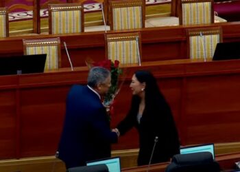 Жогорку Кеңеште депутат айымга гүл берилди