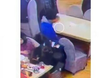 Бишкектеги кафеде жаран 390 миң сомун уурдатып жиберген. Кылмыш видеого түшүп калган