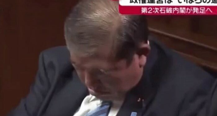 Япониянын премьер-министри кайра шайлануу учурунда уктап калды