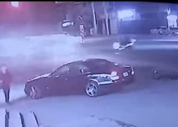 Бишкекте айдоочу мото-скутерин сүзүп, эч нерсе болбогондой кетип калган (видео)