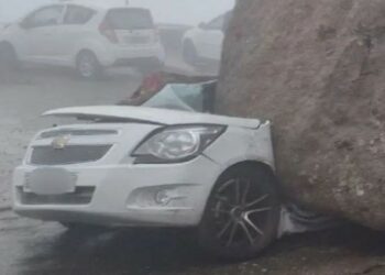 Өзбекстанда тоодон таш кулап, унааны ичиндеги адамдары менен басып калды (видео)